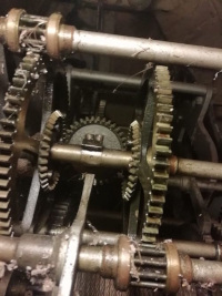 Mechanizm zegara w trakcie naprawy